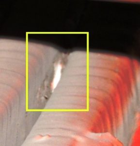 Figura 2: La inspección visual confirmó que existen descargas entre las bobinas en los extremos de los bobinados.